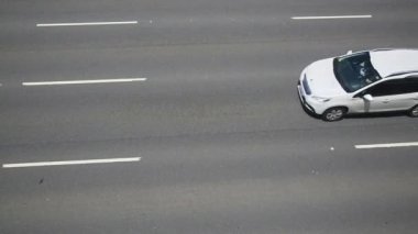 Salvador, Bahia, Brezilya - 18 Mart 2022: Salvador 'da Avenida Luz Viana' da araç trafiği.