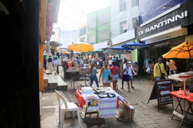 Salvador, Bahia, Brezilya - 25 Mart 2022: Salvador şehir merkezindeki sokak alışveriş bölgesinde insanlar.