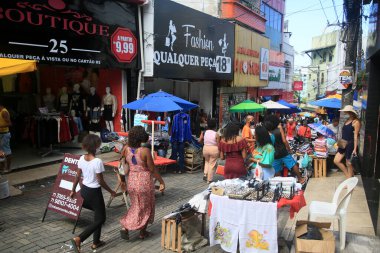 Salvador, Bahia, Brezilya - 25 Mart 2022: Salvador şehir merkezindeki sokak alışveriş bölgesinde insanlar.