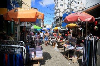 Salvador, Bahia, Brezilya - 25 Mart 2022: Salvador şehir merkezindeki sokak alışveriş bölgesinde insanlar.
