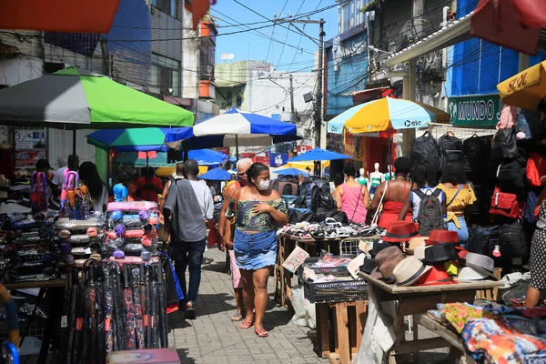 Salvador, Bahia, Brezilya - 25 Mart 2022: Salvador şehir merkezindeki sokak alışveriş bölgesinde insanlar.