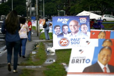Salvador, Bahia, Brezilya - 28 Temmuz 2014: Salvador şehrindeki bir sokakta seçim kampanyası sırasında propaganda kurulu. 