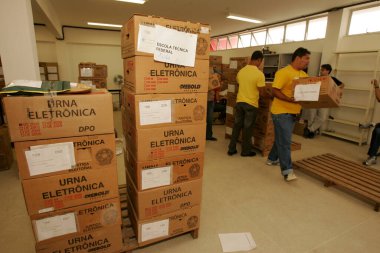 Eunapolis, Bahia, Brezilya - 3 Ekim 2010: Bölgesel Seçim Mahkemesi çalışanları Eunapolis 'te seçim için elektronik oy sandıkları taşıyor.