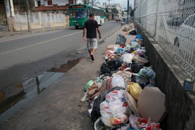 Salvador, Bahia, Brezilya - 28 Mart 2022: Salvador şehrinde bir caddenin kaldırımında toplanan çöp.