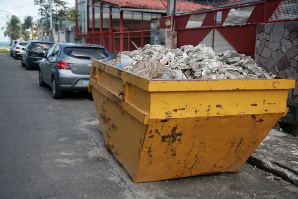 Сальвадор, Баия, Бразилия - 28 марта 2022: Коробка для сбора строительных отходов находится на улице в городе Сальвадор.