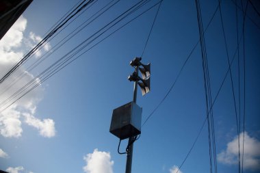 Salvador, Bahia, Brezilya - 31 Mart 2022: Salvador şehrindeki bir yamaçtaki sakinleri tahliye uyarısı için siren sesi.