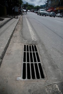 Salvador, Bahia, Brezilya - 31 Mart 2022: Salvador 'da asfalt bir yol boyunca yağmur suyu borusu.