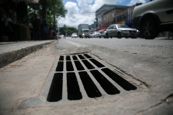 Salvador Bahia Brasilien März 2022 Regenwasserleitung Entlang Einer Asphaltierten Straße — Stockfoto