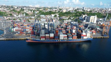 Salvador, Bahia, Brezilya - 25 Mart 2022: Salvador liman bölgesinde konteyner gemisi görüldü.