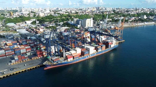 Salvador, Bahia, Brezilya - 25 Mart 2022: Salvador liman bölgesinde konteyner gemisi görüldü.
