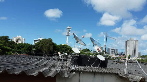 ブラジル バヒア州サラドール2022年3月31日 サルバドール市内の住宅の屋根の上にあるテレビアンテナ — ストック写真