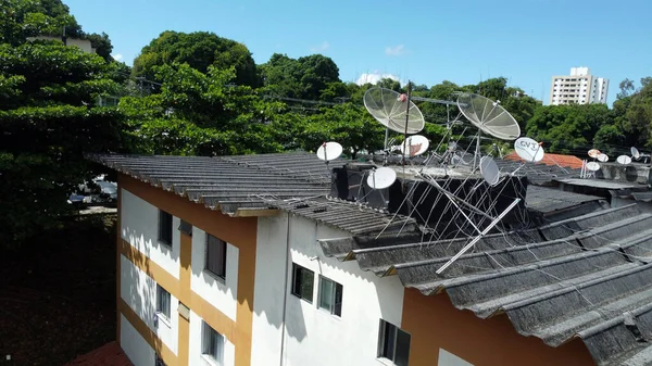 ブラジル バヒア州サラドール2022年3月31日 サルバドール市内の住宅の屋根の上にあるテレビアンテナ — ストック写真
