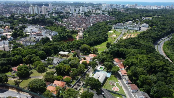 Salvador, Bahia, Brezilya - 31 Mart 2022: Salvador şehrindeki Cabula mahallesindeki konutların havadan görünüşü.