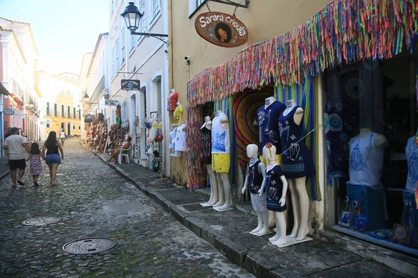 Salvador, Bahia, Brezilya - 25 Mart 2022: Salvador şehrinin tarihi merkezi Pelourinho 'daki el sanatları atölyesi ve hediyelik eşya dükkanı.