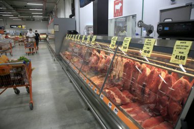 Salvador, Bahia, Brezilya - 18 Mart 2022: Bolvina eti Salvador şehrindeki bir süpermarketin kasap bölgesinde satılığa çıkarıldı.