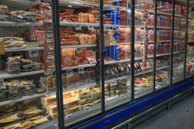 Salvador, Bahia, Brezilya - 18 Mart 2022: Salvador şehrindeki bir süpermarkette yoğurt ve lecithins.