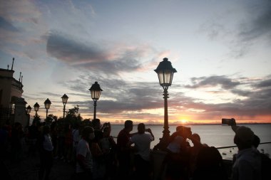 Salvador, Bahia, Brezilya - 1 Nisan 2022: Salvador 'daki Baia de Todos os Santos' a bakan günbatımı.