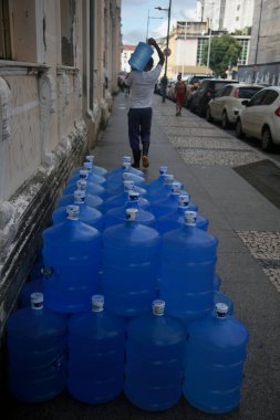 Salvador, Bahia, Brezilya - 1 Nisan 2022: Salvador 'daki Baia de Todos os Santos' a bakan günbatımı.