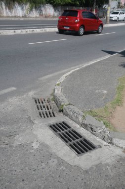 Salvador, Bahia, Brezilya - 31 Mart 2022: Salvador şehrindeki bir caddede yağmur suyu drenajı için rögar kapağı.