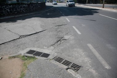 Salvador, Bahia, Brezilya - 31 Mart 2022: Salvador şehrindeki bir caddede yağmur suyu drenajı için rögar kapağı.
