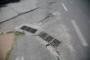 Salvador, Bahia, Brezilya - 31 Mart 2022: Salvador şehrindeki bir caddede yağmur suyu drenajı için rögar kapağı.