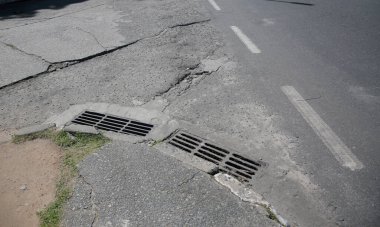 Salvador, Bahia, Brezilya - 31 Mart 2022: Salvador şehrindeki bir caddede yağmur suyu drenajı için rögar kapağı.