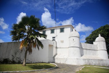 Salvador, Bahia, Brezilya - 28 Mart 2022: Salvador 'un Ponta de Humaita bölgesindeki Monte Serrat Kalesi manzarası. Şehri işgalcilere karşı korumak için 1583 'te inşa edilen anıt..