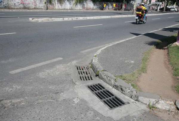 Salvador, Bahia, Brezilya - 31 Mart 2022: Salvador şehrindeki bir caddede yağmur suyu drenajı için rögar kapağı.