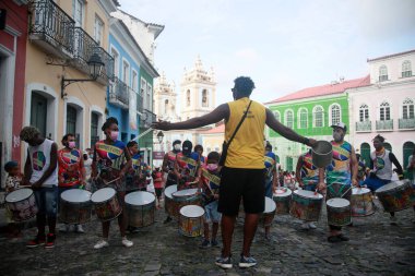 Salvador, Bahia, Brezilya - 25 Ocak 2022: Salvador 'daki Pelourinho' da bir perküsyon grubunun üyeleri.