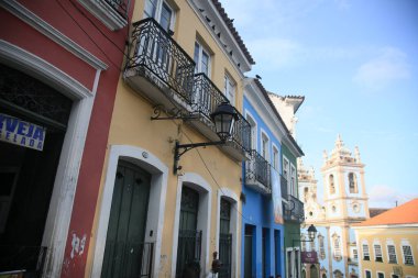 Salvador, Bahia, Brezilya - 25 Ocak 2022: Pelourinho 'daki eski evlerin manzarası, Salvador Tarihi Merkezi.
