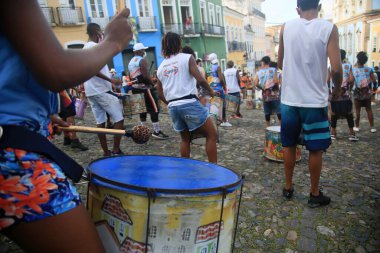 Salvador, Bahia, Brezilya - 25 Ocak 2022: Salvador 'daki Pelourinho' da bir perküsyon grubunun üyeleri.