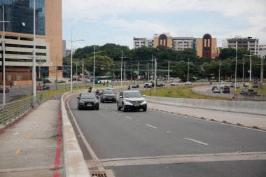 Salvador, Bahia, Brezilya - Janeiro 28, 2022: Salvador şehrindeki Avenida Antonio Carlos Magalhaes 'in BRT sistem uygulamasının görüntüsü.