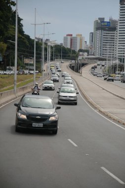 Salvador, Bahia, Brezilya - Janeiro 28, 2022: Salvador şehrindeki Avenida Antonio Carlos Magalhaes 'in BRT sistem uygulamasının görüntüsü.