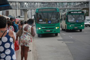 Salvador, Bahia, Brezilya - 3 Şubat 2022: Salvador 'daki Avenida Antonio Carlos Magalhaes durağında halk otobüsü bekliyor.