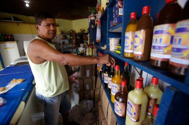 Cachoeira, Bahia, Brezilya - 13 Mayıs 2019: Cachoeira şehrinde likör hazırlama üzerine ev yapımı içecek fabrikası çalışanları.