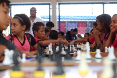 Salvador, Bahia, Brezilya - 8 Kasım 2018: Devlet okulu öğrencileri Salvador şehrinde başlatılan sosyal eylem sırasında satranç oynarken görülüyor..