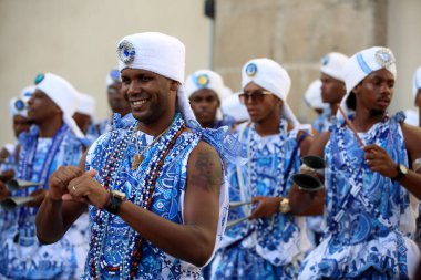Salvador, Bahia, Brezilya - 5 Şubat 2018: Salvador şehrinin tarihi merkezi Pelourinho 'da görülen Filhos de Gandhy grubunun üyeleri.