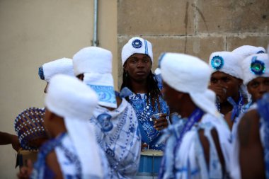 Salvador, Bahia, Brezilya - 5 Şubat 2018: Salvador şehrinin tarihi merkezi Pelourinho 'da görülen Filhos de Gandhy grubunun üyeleri.