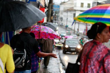 Salvador, Bahia, Brezilya - 24 Ağustos 2016: Salvador şehir merkezinde yağmurlu günlerde şemsiye kullanan insanlar
