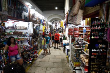 Salvador, Bahia, Brezilya - 20 Eylül 2016: Salvador 'daki Mercado Modelo' daki hediyelik eşya dükkanları.