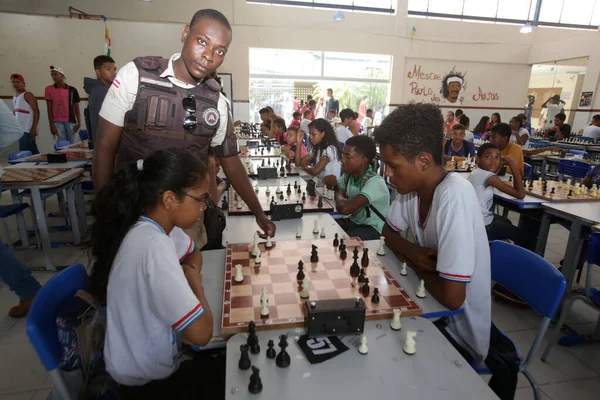 Salvador, Bahia, Brezilya - 8 Kasım 2018: Devlet okulu öğrencileri Salvador şehrinde başlatılan sosyal eylem sırasında satranç oynarken görülüyor..