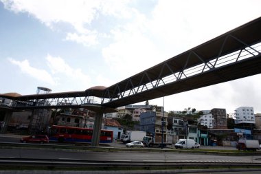 Salvador, Bahia, Brezilya - 20 Eylül 2016: Salvador 'daki Baia de Todos os Santos otoyolu üzerinde yaya geçidi.