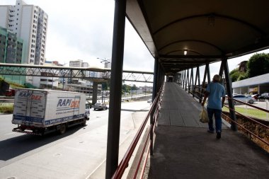 Salvador, Bahia, Brezilya - 20 Eylül 2016: Salvador 'daki Baia de Todos os Santos otoyolu üzerinde yaya geçidi.