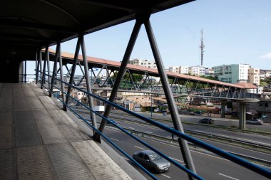 Salvador, Bahia, Brezilya - 20 Eylül 2016: Salvador 'daki Baia de Todos os Santos otoyolu üzerinde yaya geçidi.
