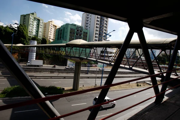 Salvador, Bahia, Brezilya - 20 Eylül 2016: Salvador 'daki Baia de Todos os Santos otoyolu üzerinde yaya geçidi.