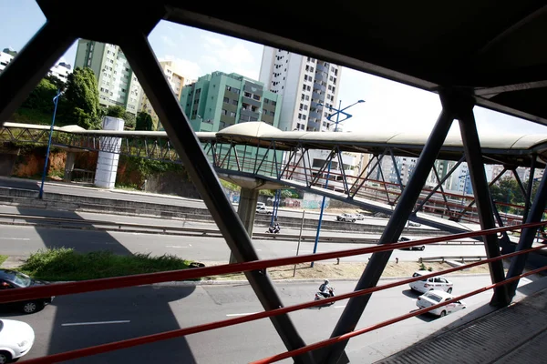 Salvador, Bahia, Brezilya - 20 Eylül 2016: Salvador 'daki Baia de Todos os Santos otoyolu üzerinde yaya geçidi.