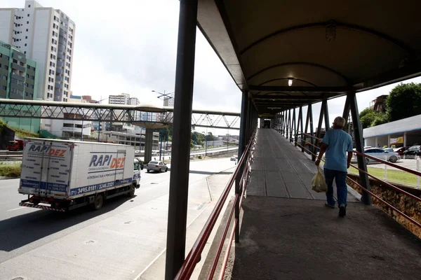 Salvador, Bahia, Brezilya - 20 Eylül 2016: Salvador 'daki Baia de Todos os Santos otoyolu üzerinde yaya geçidi.