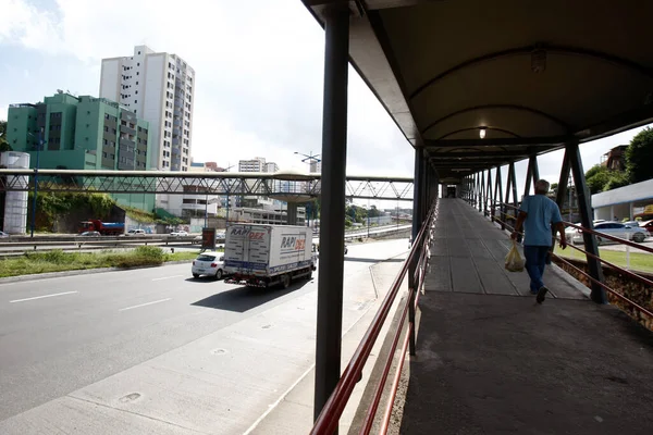 Salvador, Bahia, Brezilya - 20 Eylül 2016: Salvador 'daki Baia de Todos os Santos otoyolu üzerinde yaya geçidi.