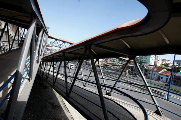 Salvador, Bahia, Brezilya - 20 Eylül 2016: Salvador 'daki Baia de Todos os Santos otoyolu üzerinde yaya geçidi.