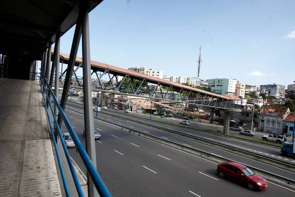 Salvador, Bahia, Brezilya - 20 Eylül 2016: Salvador 'daki Baia de Todos os Santos otoyolu üzerinde yaya geçidi.